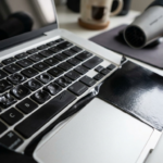 Tombol MacBook Pro meleleh saat dipasang skin menggunakan hair dryer