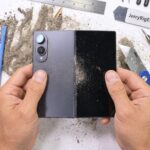 YouTuber melakukan uji siksa Samsung Galaxy Z Fold 8 dengan ekstrem