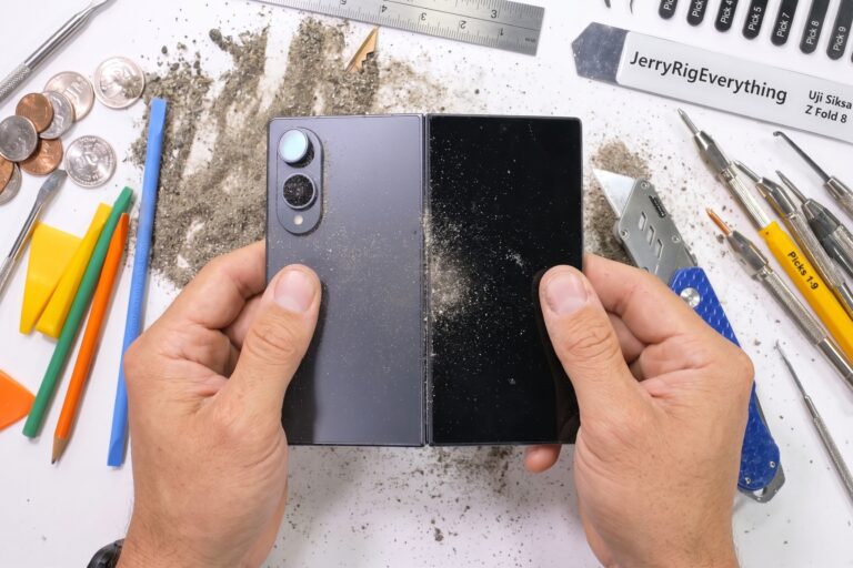 YouTuber melakukan uji siksa Samsung Galaxy Z Fold 8 dengan ekstrem